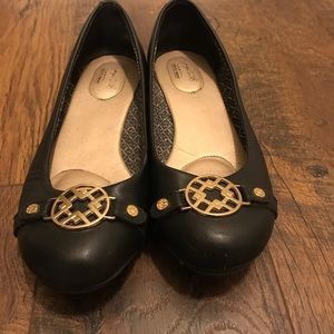 Adorable jaclyn smith black flats with gold emblem
